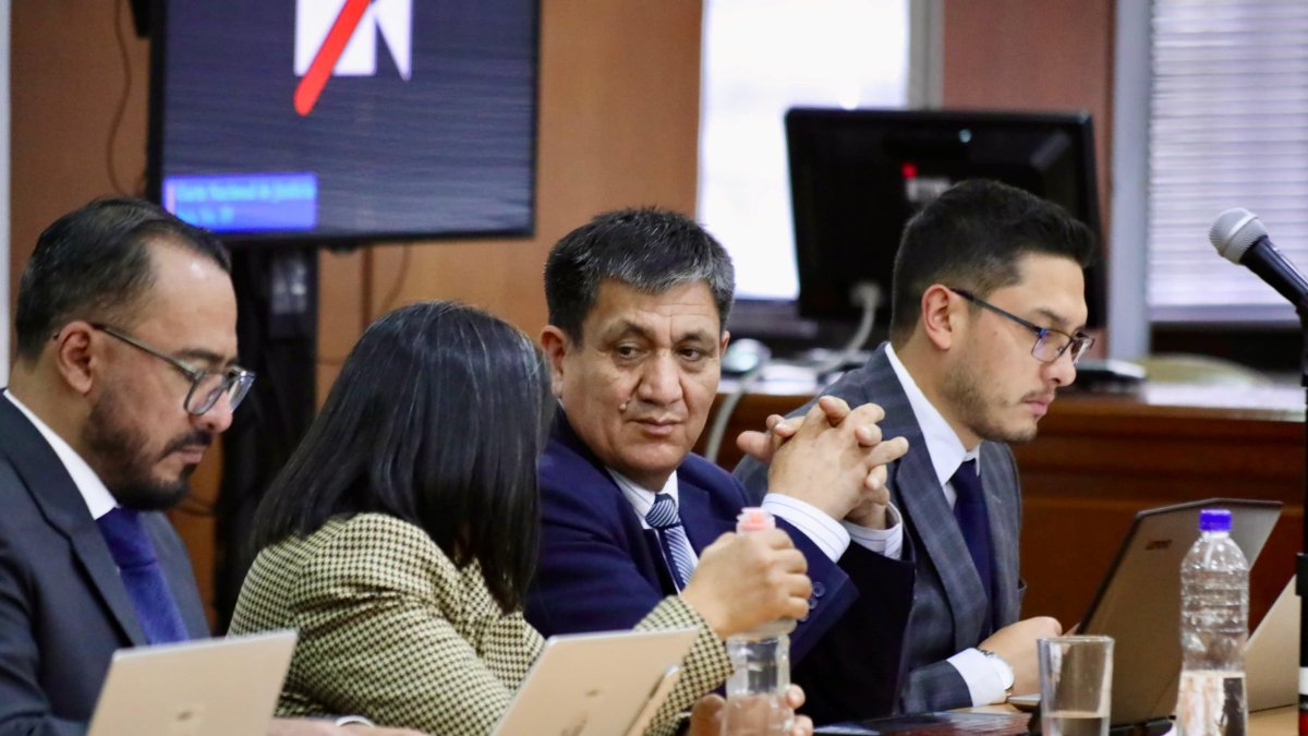 El fiscal general del Estado subrogante, Wilson Toainga, asistió a la audiencia en donde el Tribunal dio a conocer la sentencia en contra de cuatro expolicías.