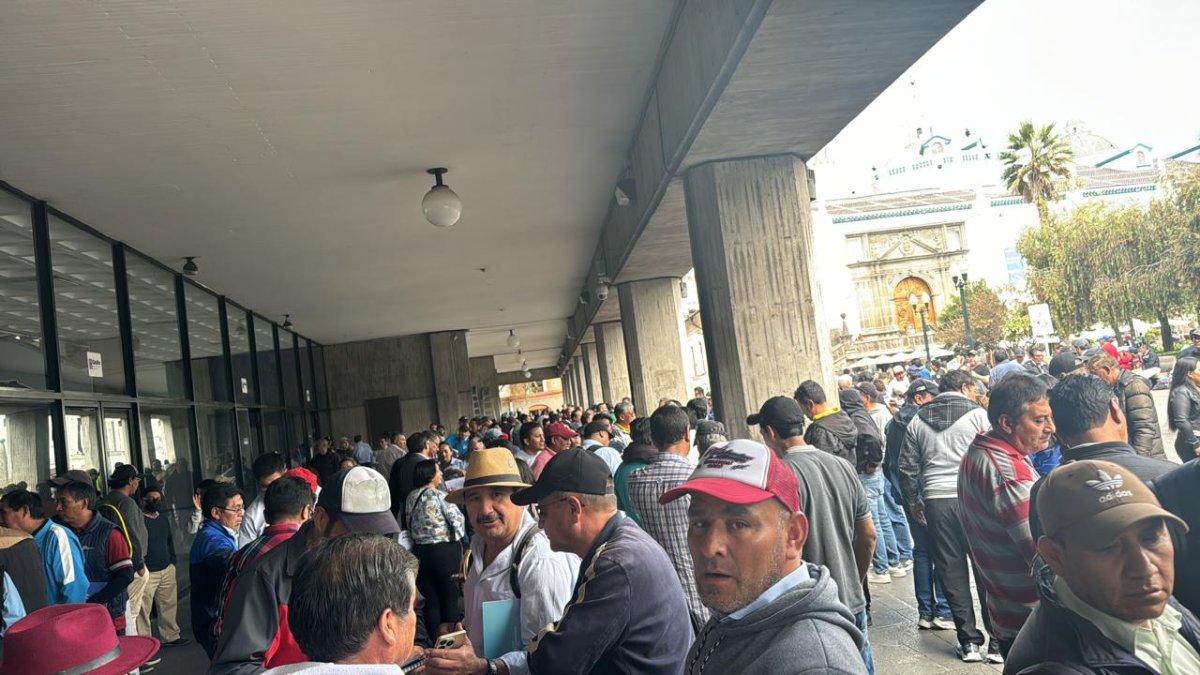 La Federación de Taxistas de Pichincha realizaron un plantón para pedir que se regulen las plataformas tecnológicas que prestan servicios