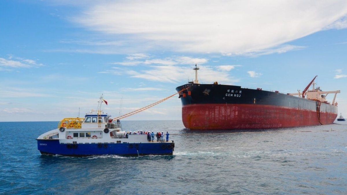 El primer efecto que se esperaría es una menor compra de petróleo, y por ende su caída en el precio