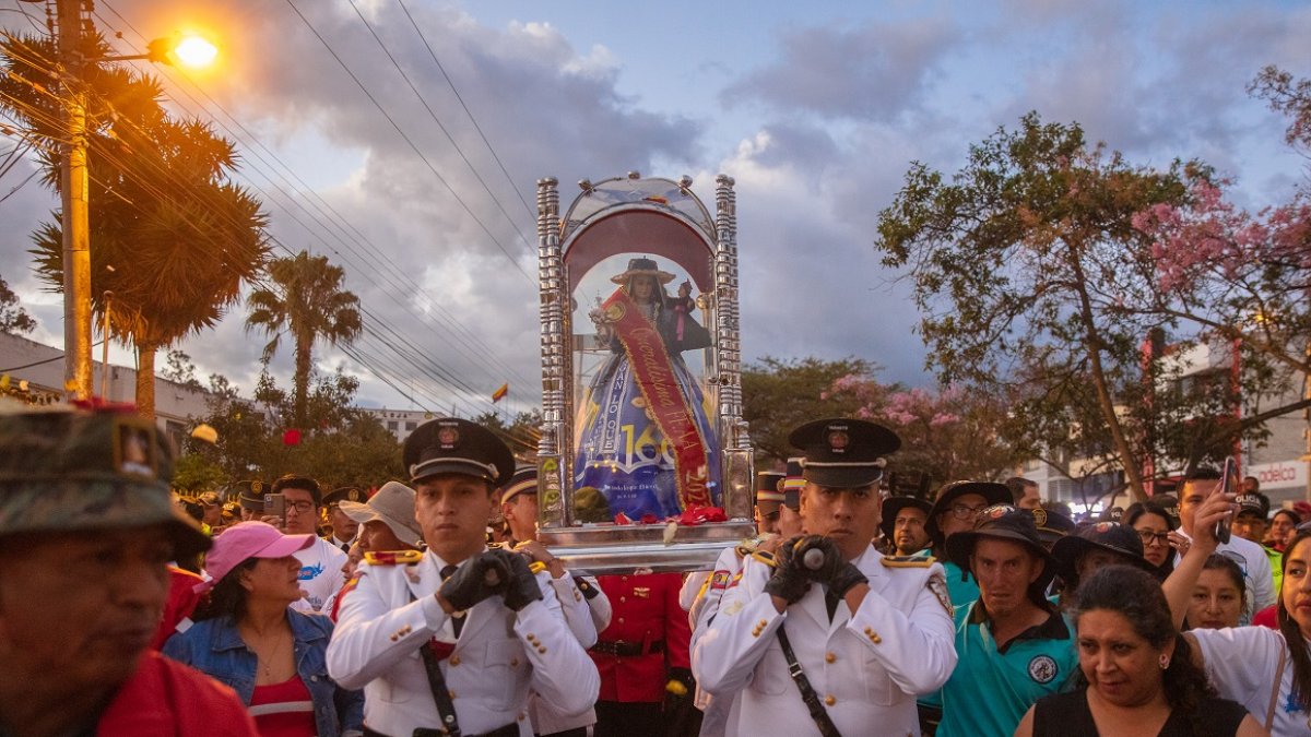 Cientos de feligreses acompañan a la Virgen de El Cisne en su recorrido cada año.