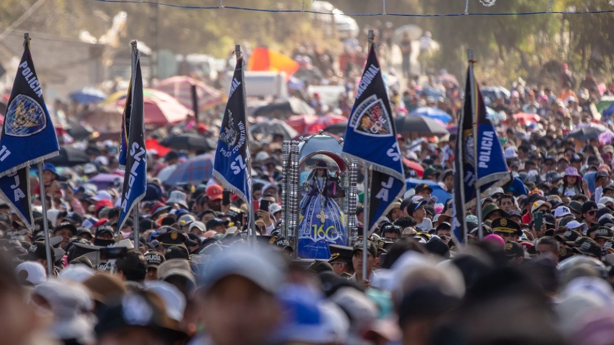 La Virgen de El Cisne es acompañada por cientos de feligreses.