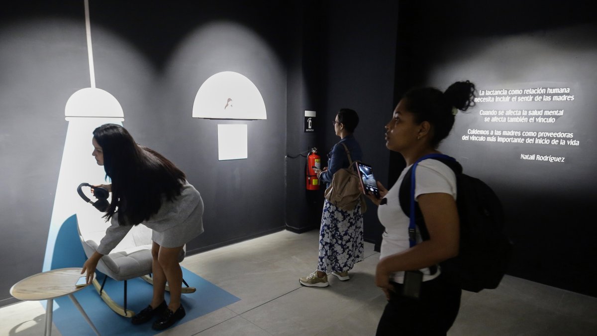 Visitantes recorren una exposición en Ciudad de Panamá.
