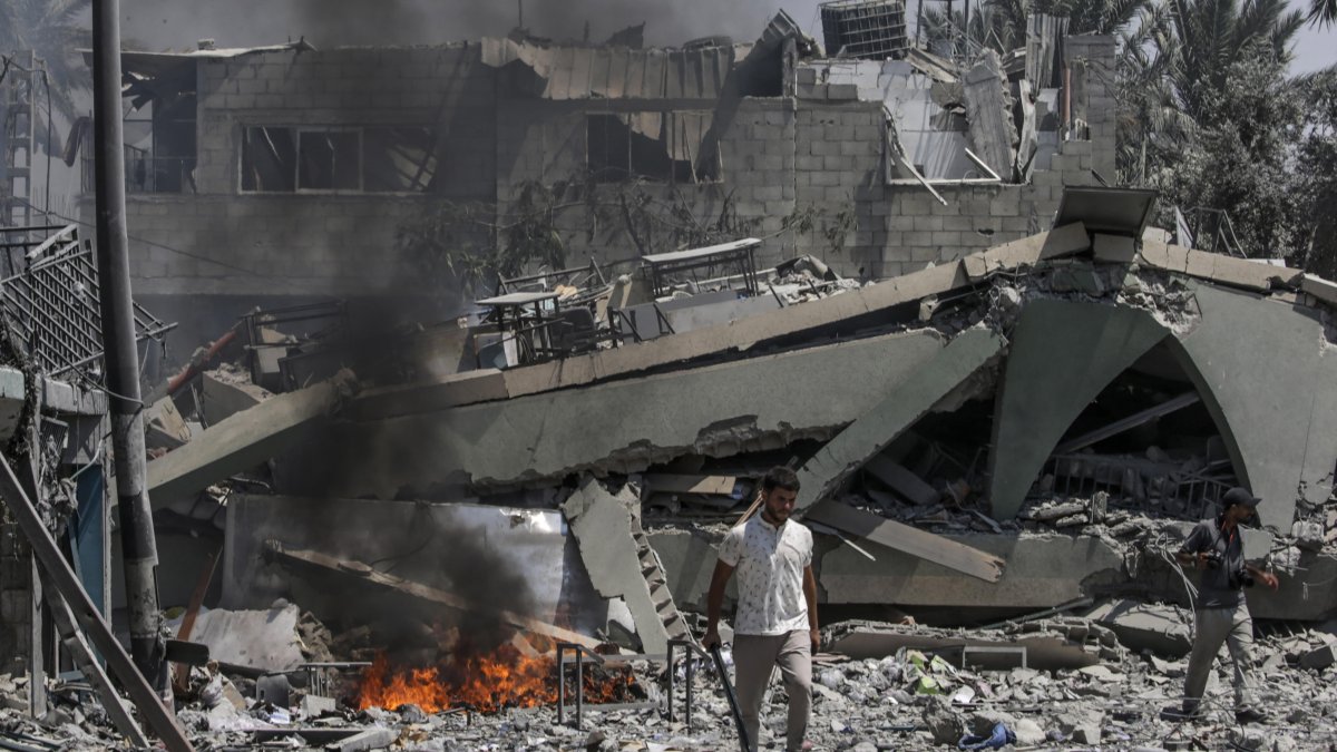 Gaza. Un palestino recorre un área tras un reciente ataque aéreo israelí.