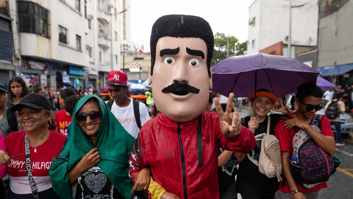 Un hombre con una máscara del presidente Nicolás Maduro asiste a una marcha en apoyo al mandatario este lunes en Caracas (Venezuela).