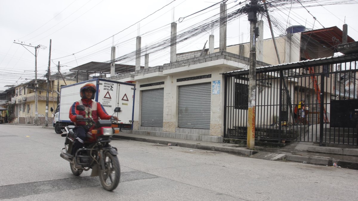 Acto. La víctima manejaba su camión cuando fue interceptada. La policía llegó al lugar para indagar las razones.