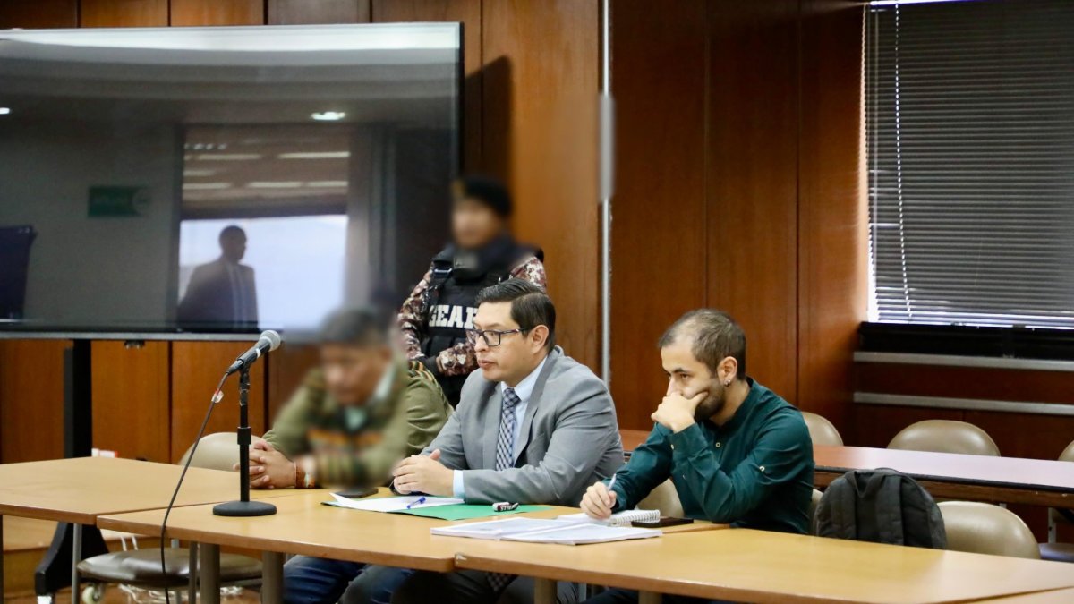 El exasambleísta Peter Calo (i) durante la audiencia de formulación de cargos este lunes 5 de agosto.