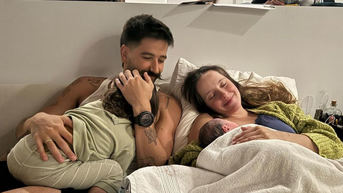 La pareja colgó esta foto familiar en sus cuentas de Instagram.