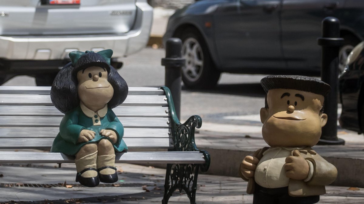 Fotografía de una escultura de Mafalda y Manolito en una muestra en Caracas (Venezuela).