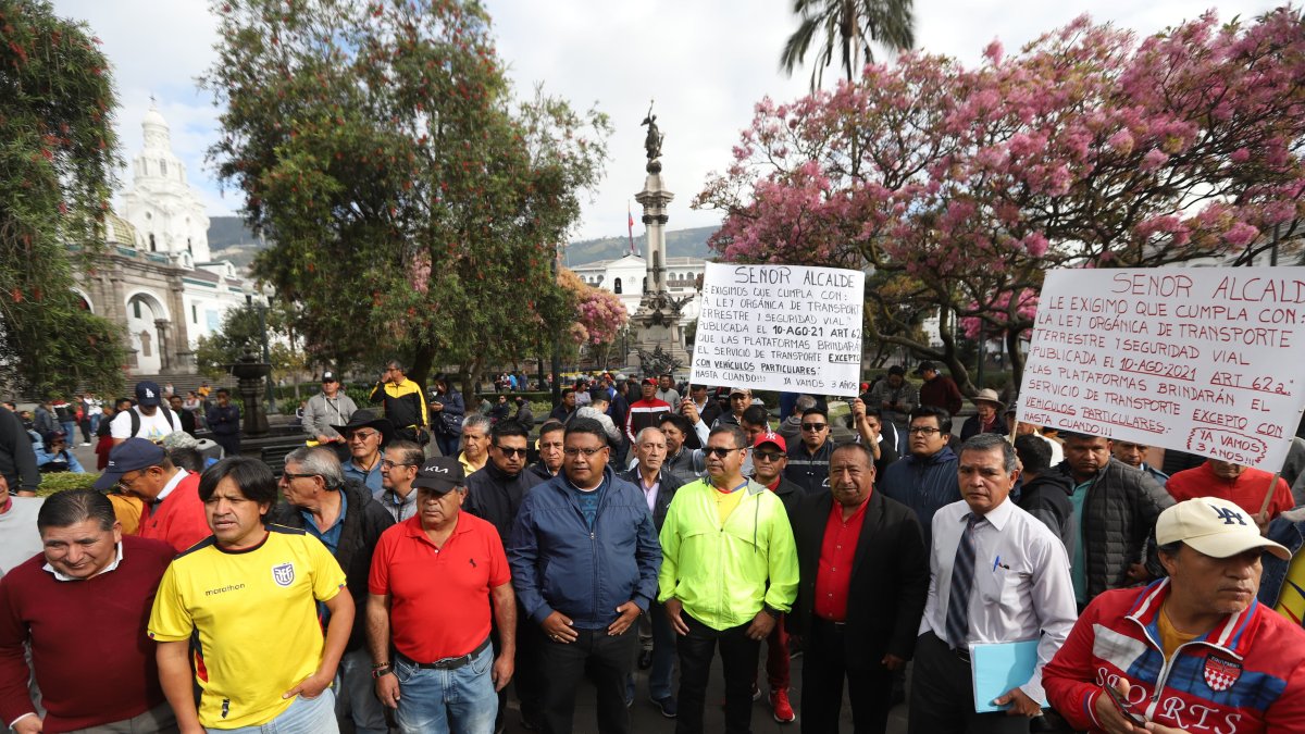 Taxistas con pancartas durante la protesta.