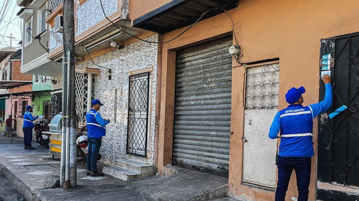 Trabajadores en diferentes sectores de Guayaquil.
