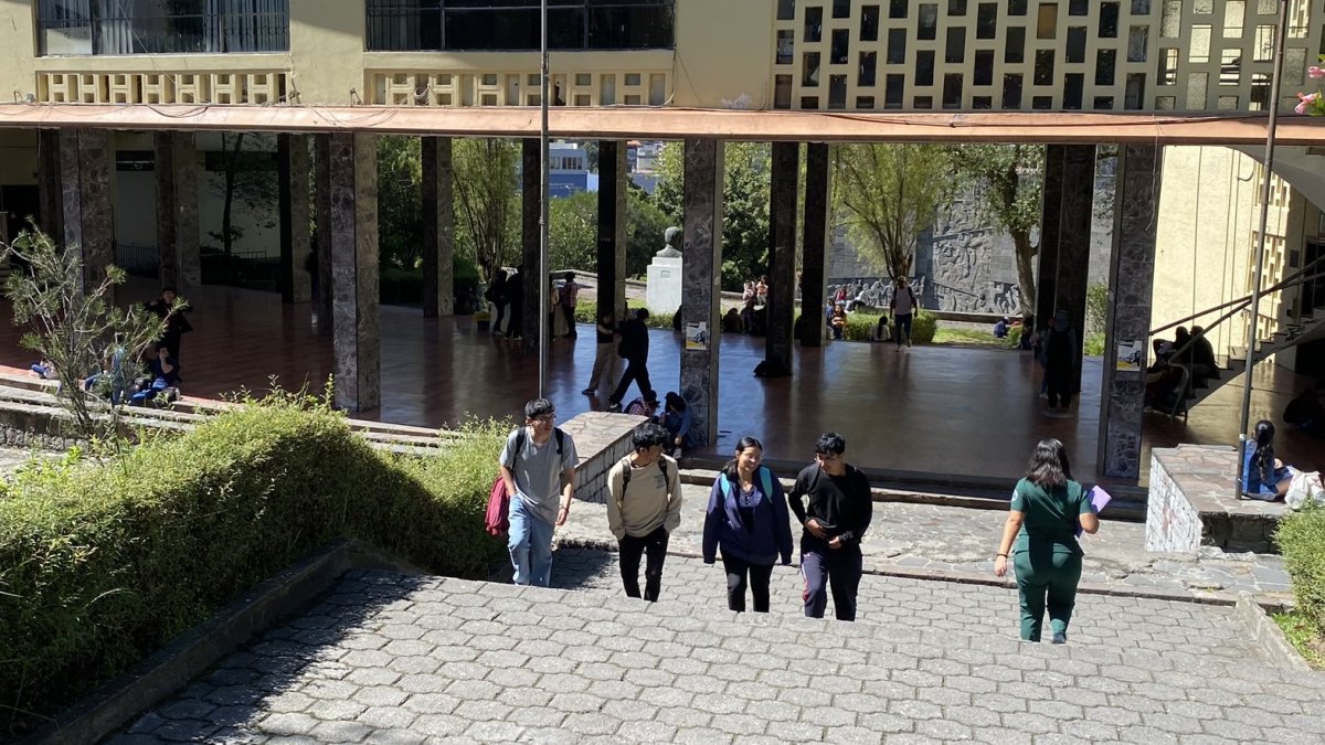 Imagen de los alrededores de la Facultad de Ciencias Económicas, de la Universidad Central del Ecuador en Quito.