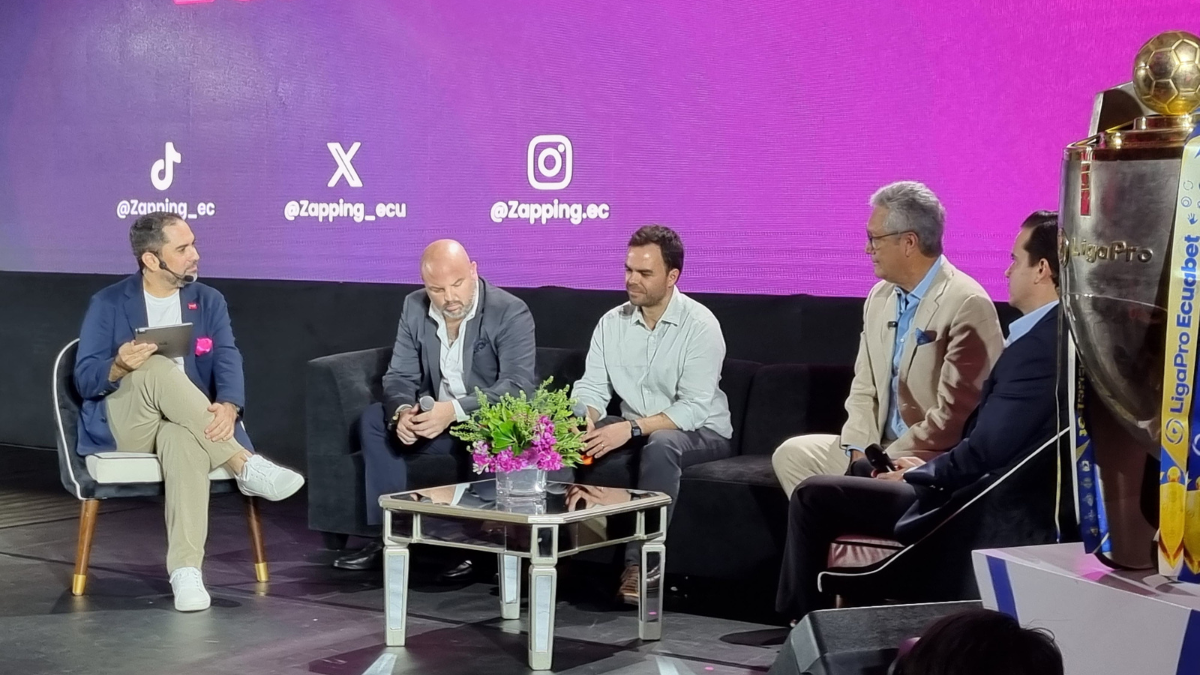 El presidente de LigaPro, Miguel Ángel Loor (segundo desde la izquierda), junto a los representantes de Zapping, Telconet y Xtrim.