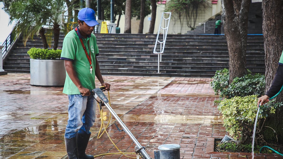 Trabajador realiza limpieza en el área turística.