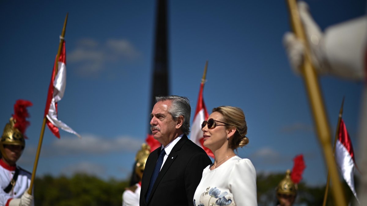 Fotografía de archivo del 26 de junio de 2023 del entonces presidente de Argentina, Alberto Fernández, junto a la entonces primera dama, Fabiola Yáñez durante una visita a Brasilia (Brasil).