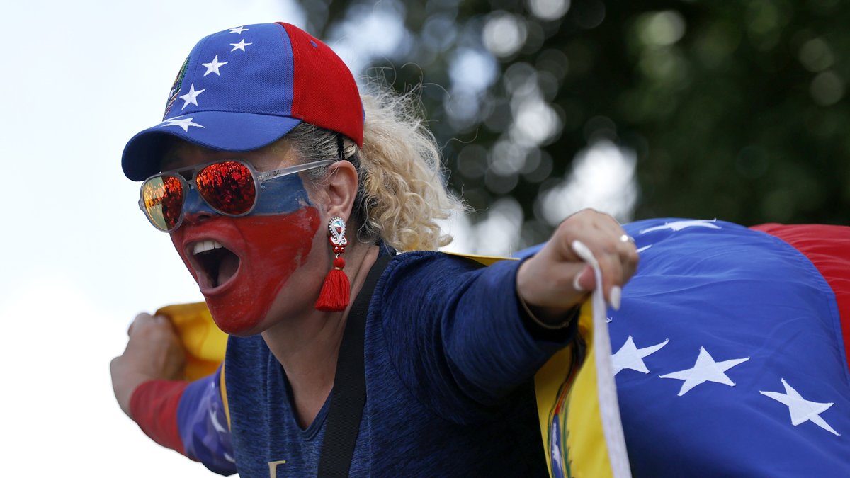 Fotografía del 3 de agosto de 2024 en donde se ve a venezolanos que protestan contra los resultados de las elecciones presidenciales del pasado domingo brindados por el Consejo Nacional Electoral (CNE).