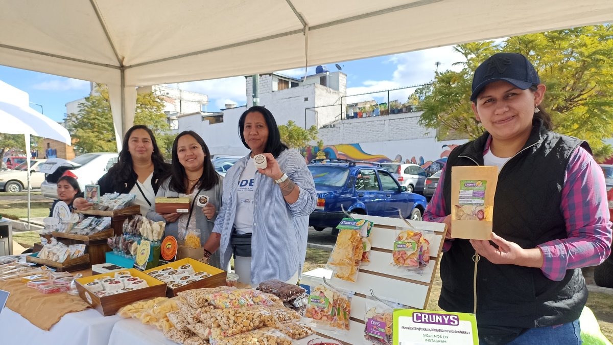 Jornada. Emprendedoras dan a conocer sus marcas en las ferias.