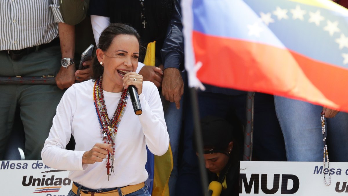 La líder opositora María Corina Machado habla en una protesta en rechazo a los resultados oficiales de las elecciones, el 3 de agosto de 2024 en Caraca.
