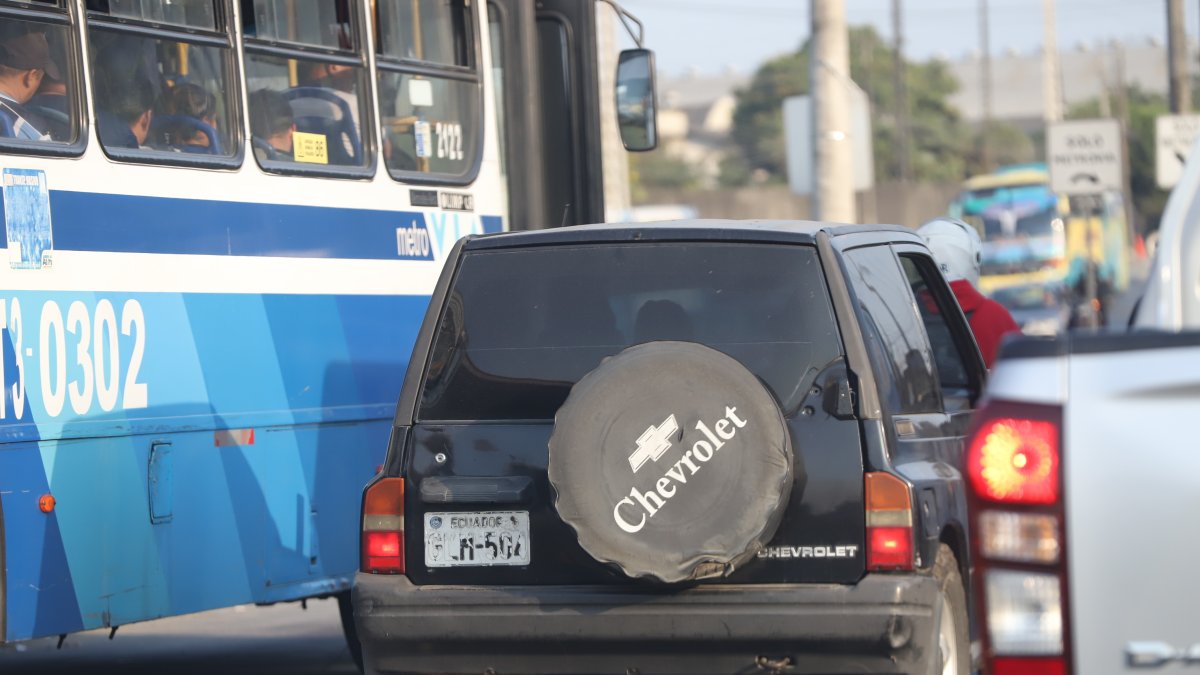 En un tramo de la vía Daule, varios conductores fotografiaron este caso para subirlo a las redes y cuestionar cuando la ATM sanciona estos casos.