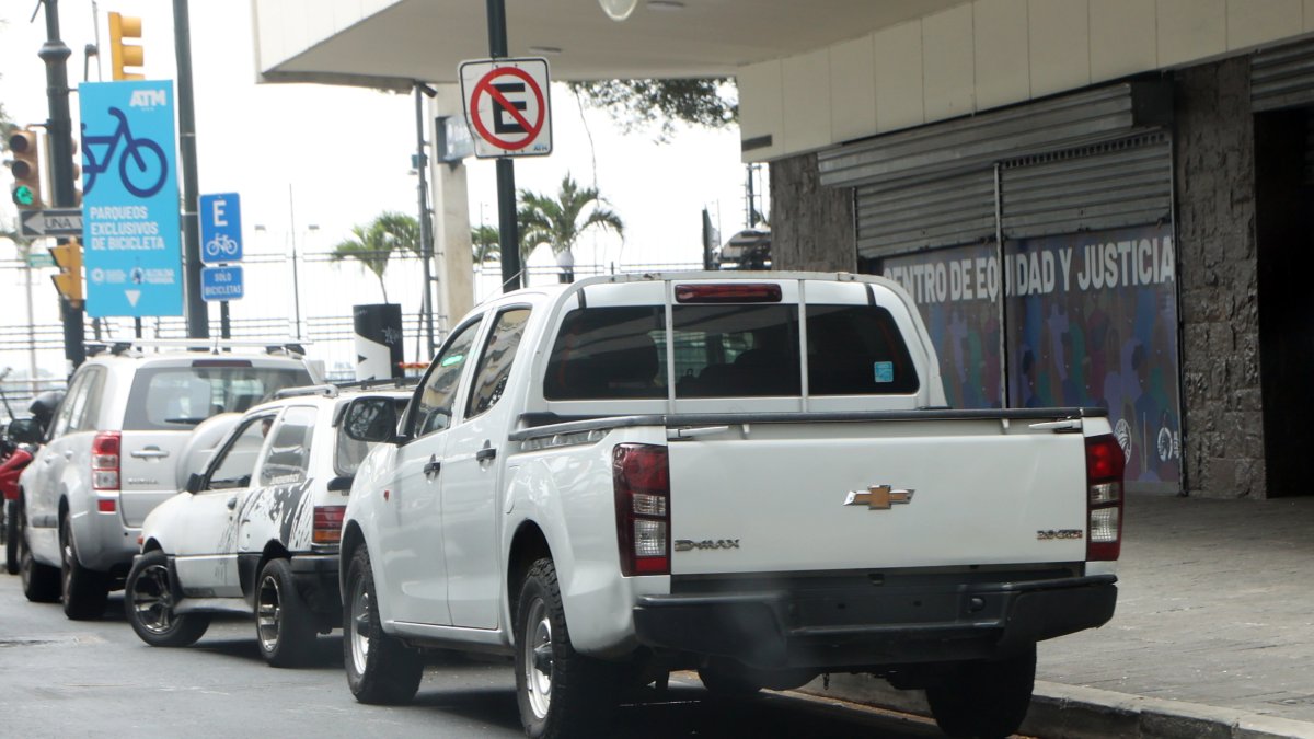 De forma permanente, lectores de EXPRESO envían a esta Redacción imágenes de veh´ículos sin placas rondando por la ciudad.