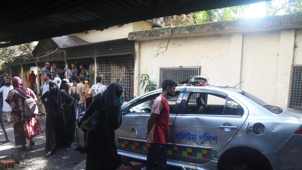 Daca. La gente observa daños en la casa del padre de la exprimera ministra Hasina.