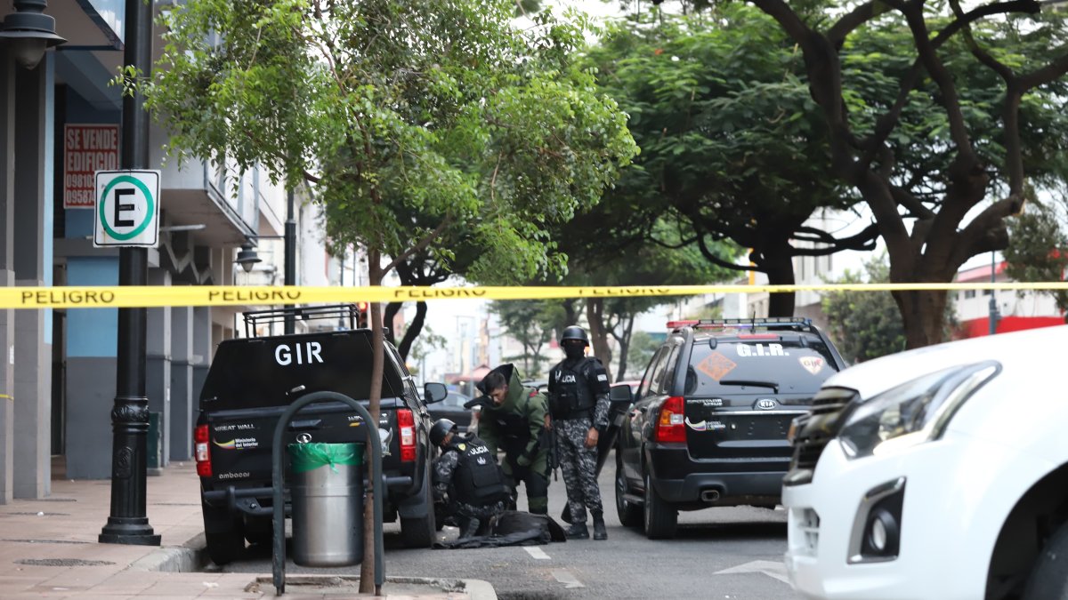 Agentes del Grupo de Intervención y Rescate (GIR) acudieron al sitio para identificar el contenido de la caja.