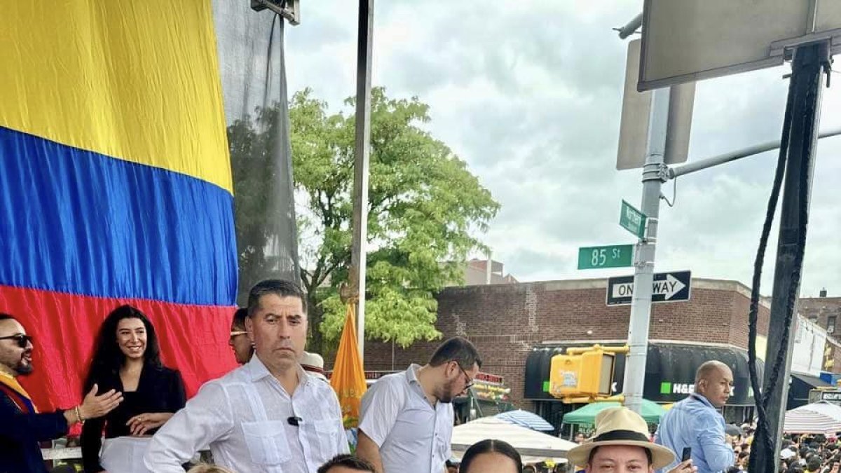 Fiesta. La autoridad electoral y el candidato a la presidencia durante el festival ecuatoriano de Queens, Nueva York.