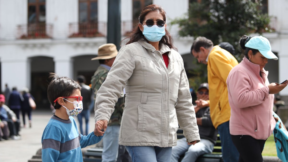 Casos. Los adultos mayores utilizan mascarilla como medida de protección de las enfermedades respiratorias.