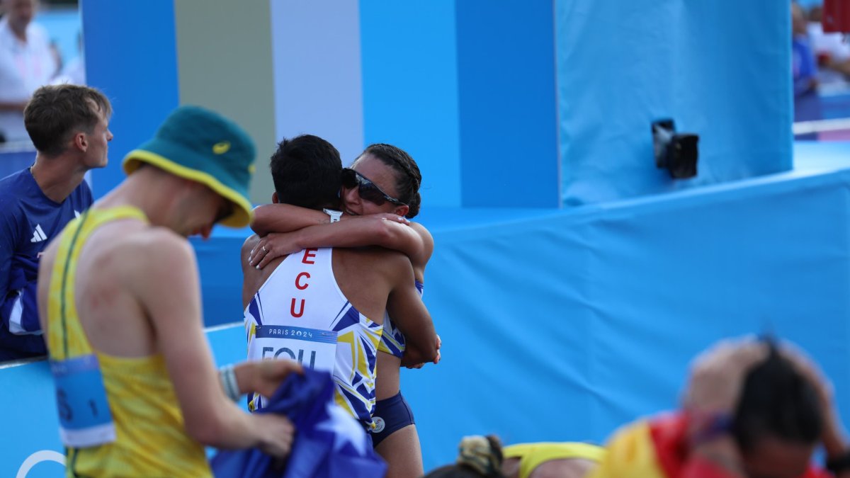 Glenda Morejón abraza a su compatriota Daniel Pintado tras el triunfo.