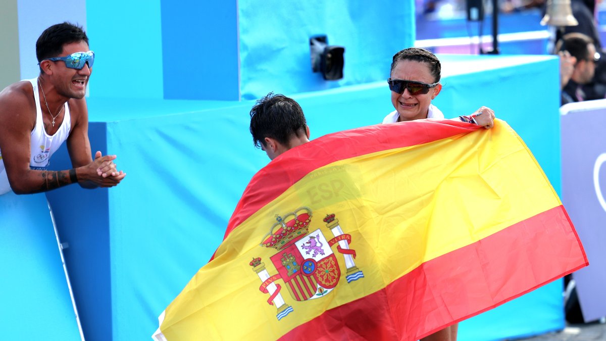 Glenda Morejón rompió en llanto y fue recibida con un abrazo por la española María Pérez, quien ganó el oro. A la izquierda Pintado la esperaba.