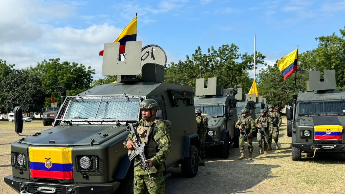 Estos vehículos alcanzan hasta 120 km/h y pueden transportar hasta 6 combatientes.