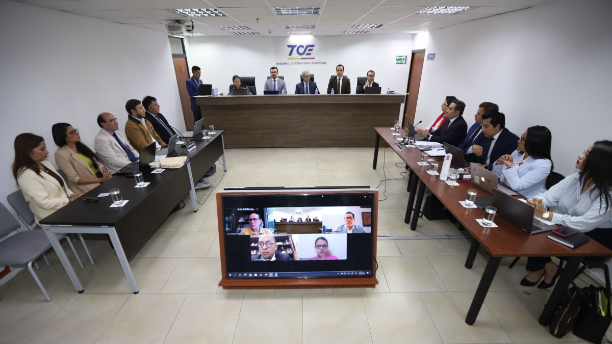 Yadira Saltos y Augusto Verduga asistieron de forma presencial a la audiencia. Mientras que Franco Loor y Párraga, de manera virtual.