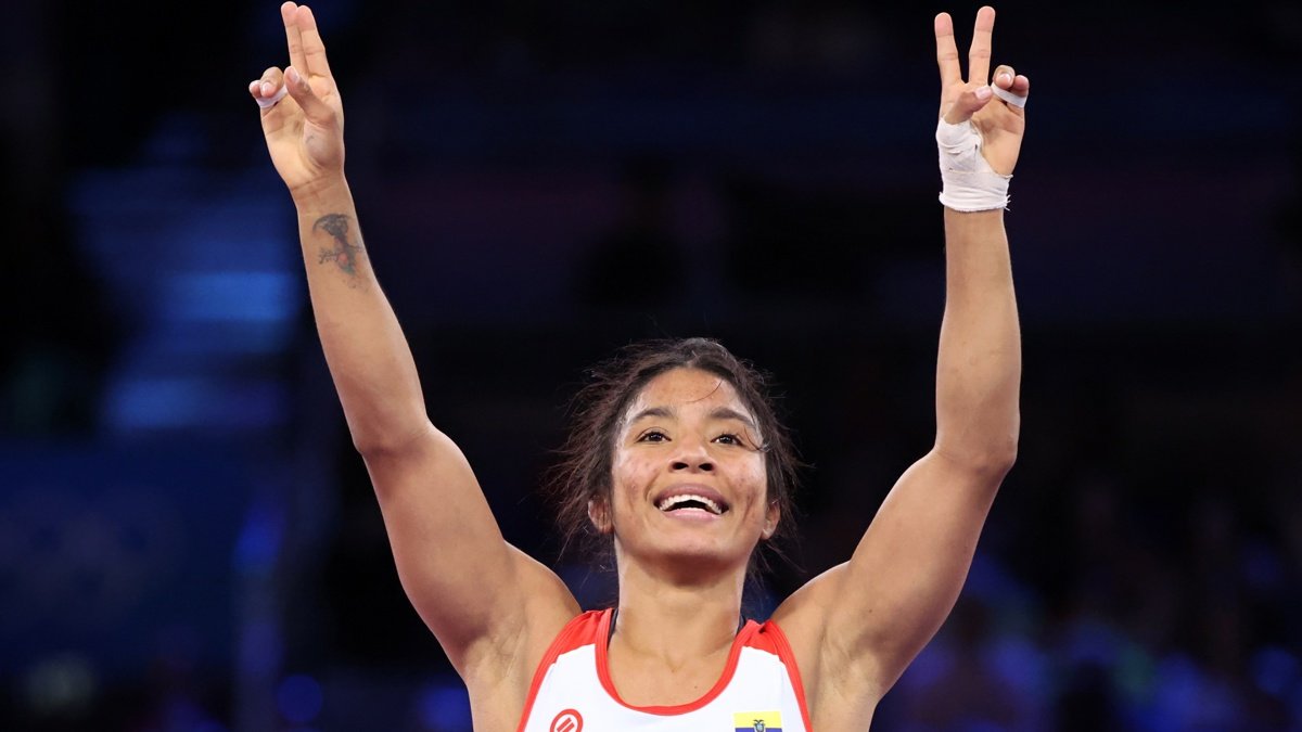 Lucía Yamileth Yepez Guzmán de Ecuador celebrando la lucha que la llevó a la semifinal.