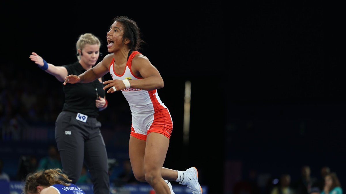 La ecuatoriana cuando era proclamada como vencedora de la semifinal y por ende asegurando medalla en la final de los 53 kg.