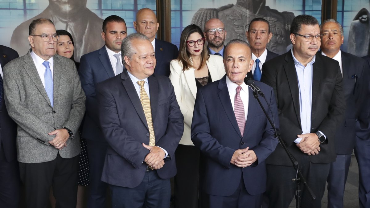 Antichavistas acuden a cita del Supremo para la revisión del resultado electoral