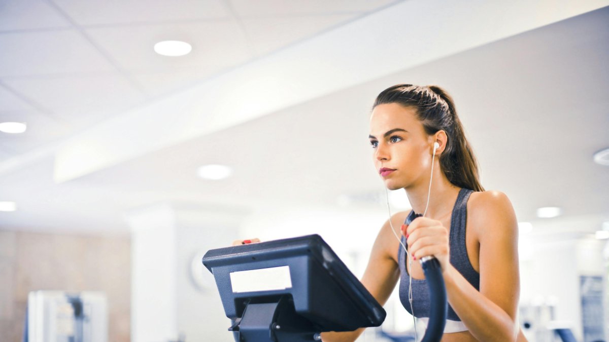 Salud. Una mujer realiza ejercicios en un gimnasio.