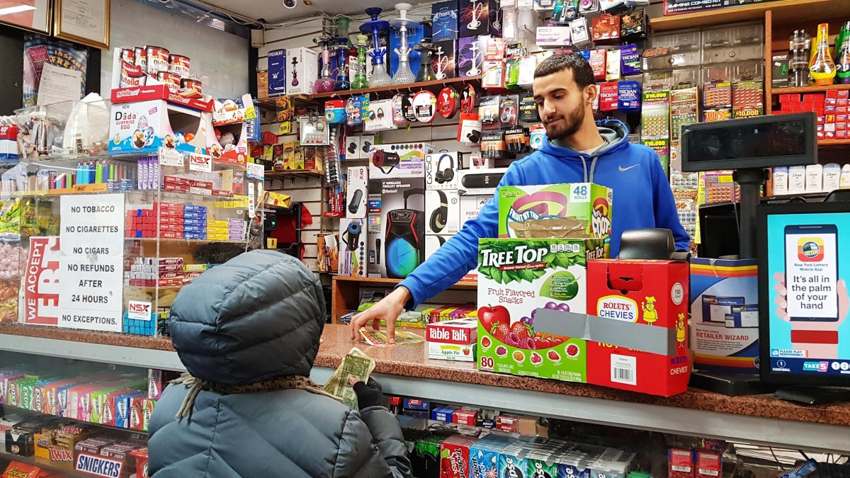 Comercio. Una persona compra en una tienda de Nueva York.