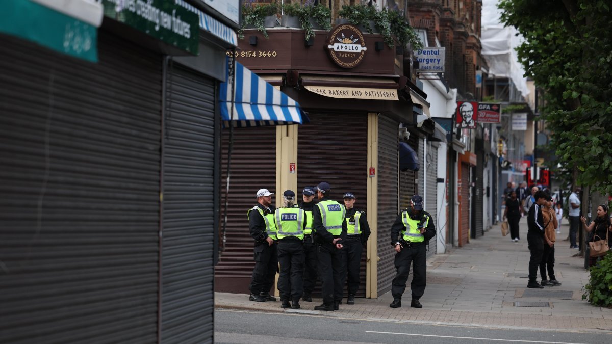 Londres. Agentes de policía se ubican en una zona de negocios cerrados. Se esperan nuevas protestas.