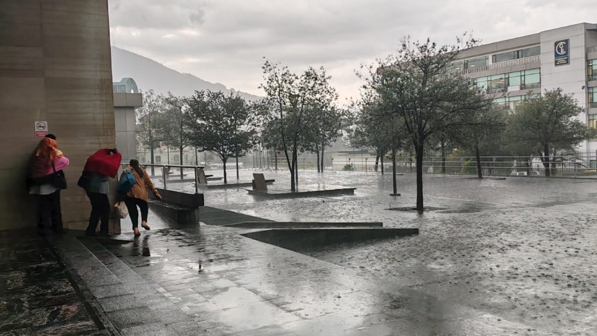 La tarde de este miércoles 7 de agosto se registró una fuerte lluvia con tormentas eléctricas