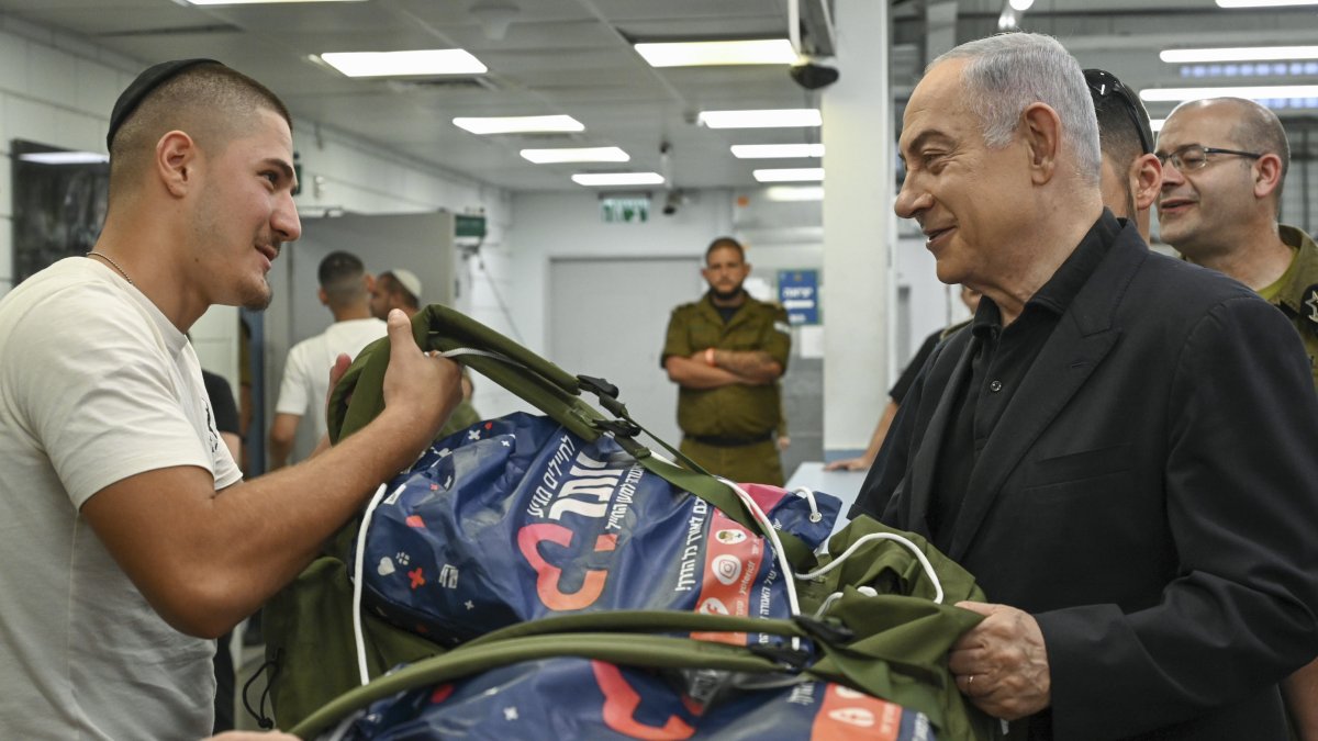l primer ministro de Israel, Benjamín Netanyahu (2d), visita en la base de Tel Hashomer, cerca de Tel Aviv, a los reclutas del Cuerpo de Blindados y el de Ingeniería de Combate del ejército israelí.