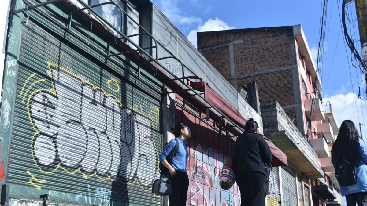 Av. América. Solo en la intersección con la avenida Colón hay locales comerciales que han permanecido cerrados por más de un año.