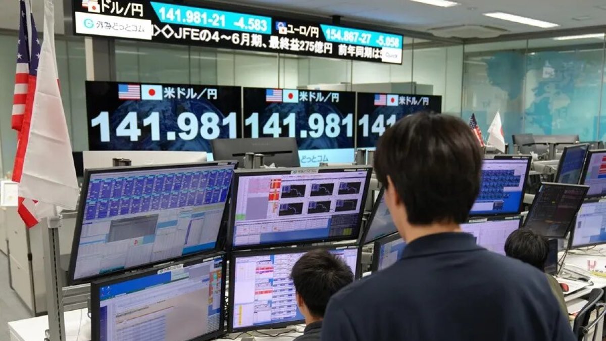 Bolsa.- Personas pendientes del comportamiento de la bolsa de valores.