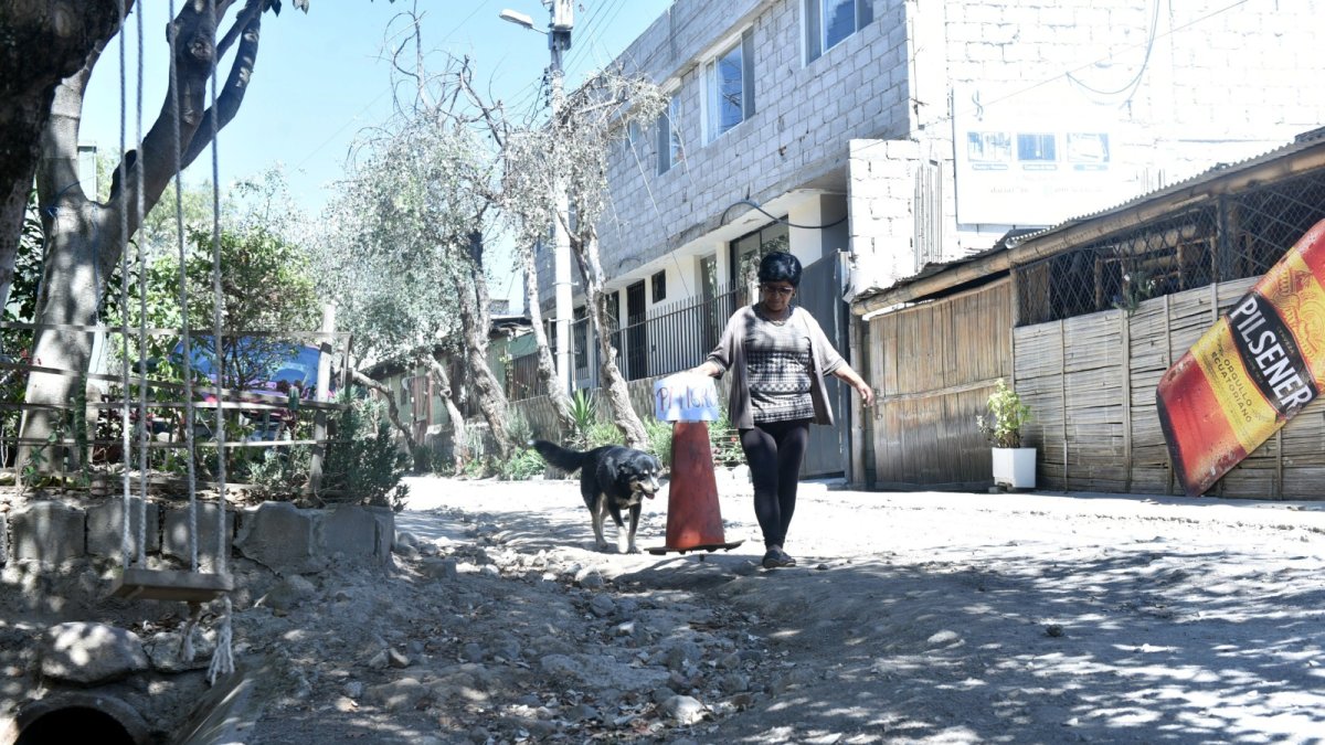 Calle. Huecos y piedrecillas impiden que ciclistas y transeúntes circulen de forma segura.