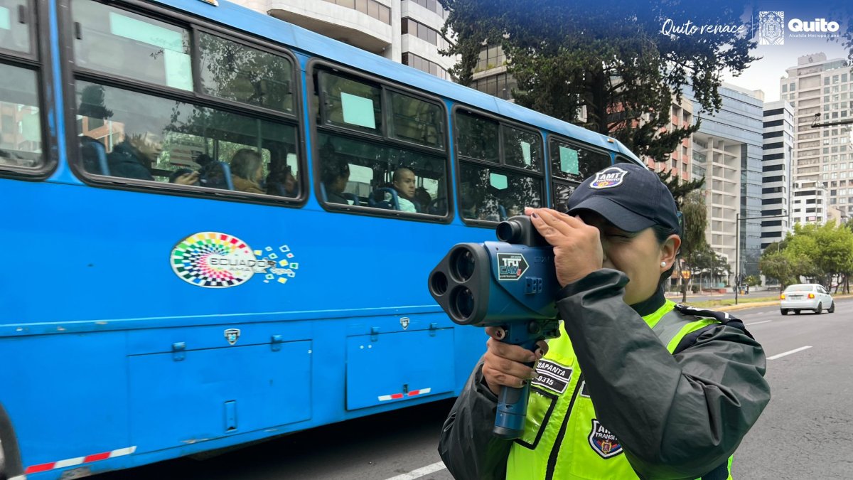 Control. Agentes utilizan el cinemómetro para verificar la velocidad.
