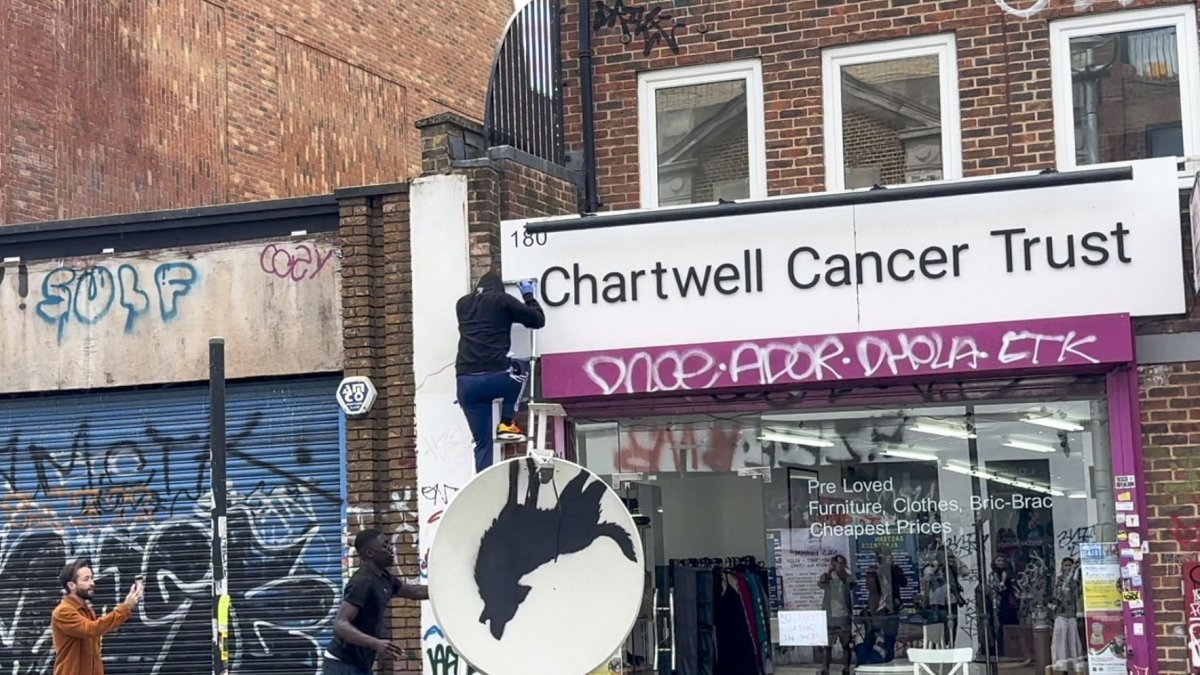 Encapuchados suben a un tejado y se llevan la creación del célebre artista urbano británico conocido como Banksy ante la mirada atónita de los viandantes en un barrio del sureste de Londres.