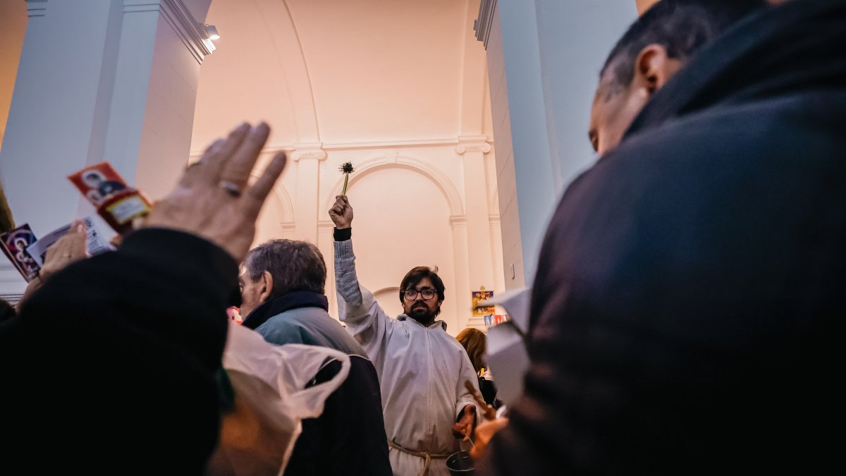 Personas asisten a la Parroquia de San Cayetano.