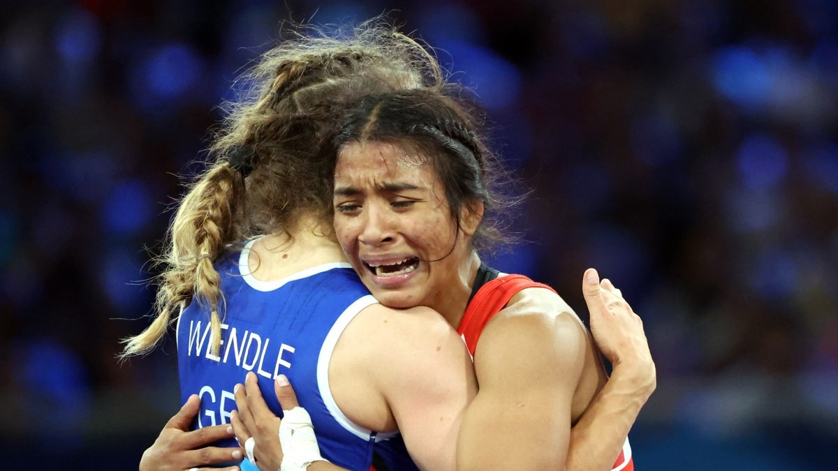 Lucía Yamileth Yepez Guzmán de Ecuador (roja) celebra su victoria contra Annika Wendle de Alemania en acción durante su estilo libre femenino de 53 kg.
