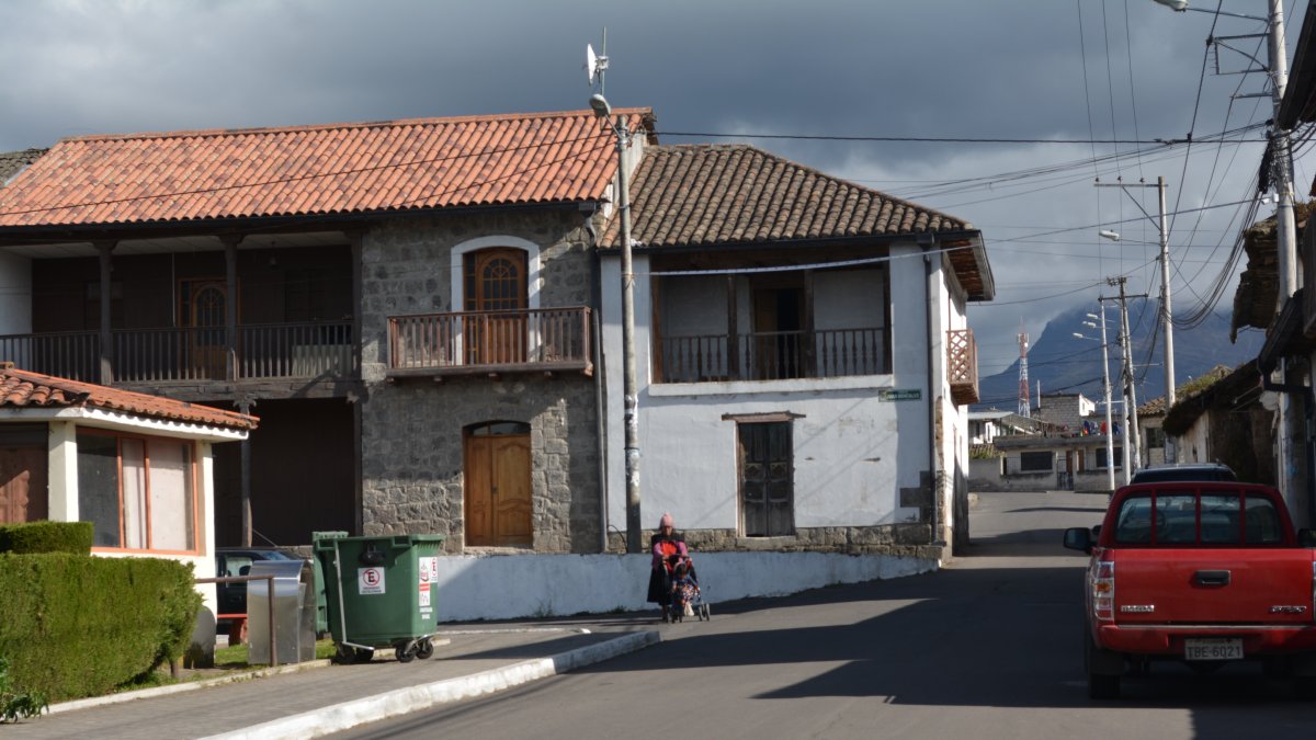 Pilahuín. Una mujer camina en una de las calles de la parroquia andina.