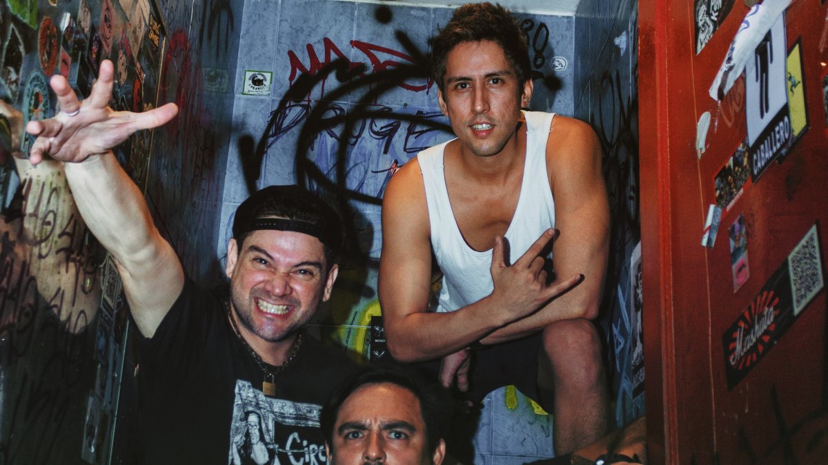 Moncho Villacreses (bajo y voz), Christian 'Indio' Freire (guitarra y voces) y Roberto Morla (batería y gritos) forman este nuevo proyecto guayaco.