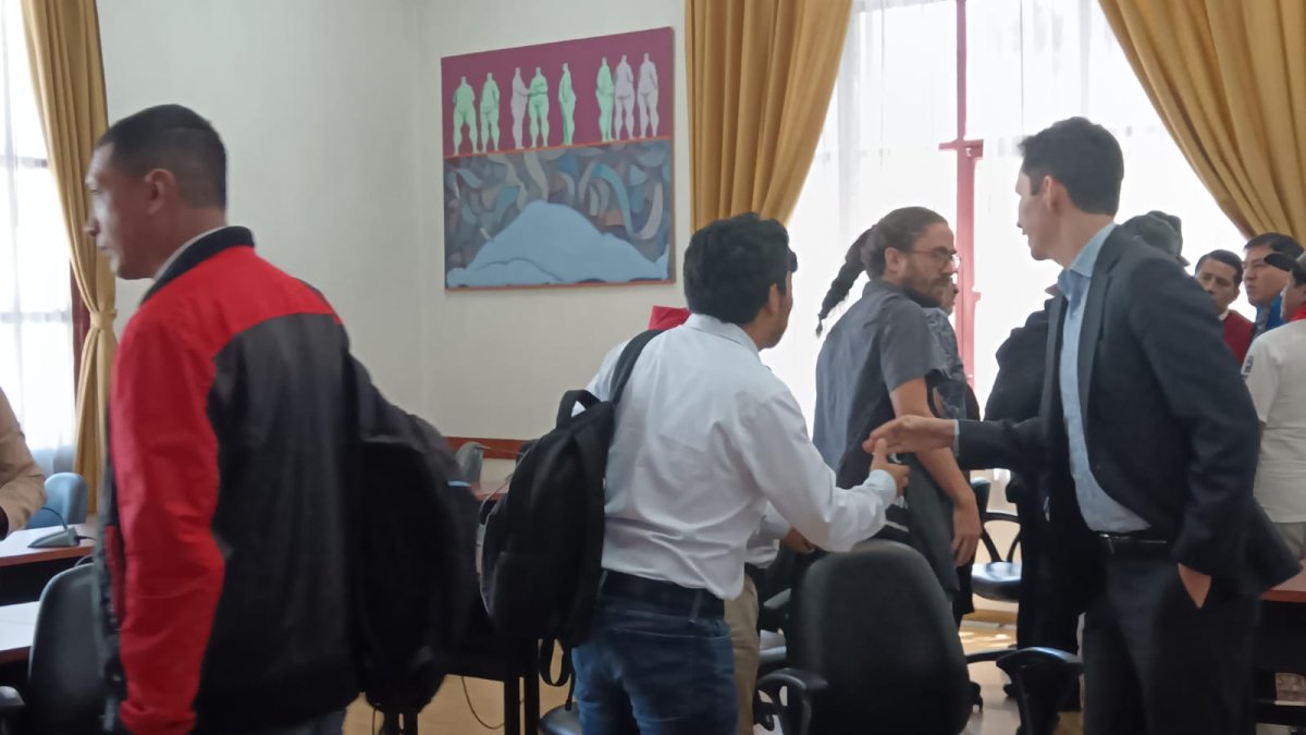 Tras cuatro horas de mantener una reunión a puerta cerrada representantes de las izquierdas continuarán con mesas de trabajo.