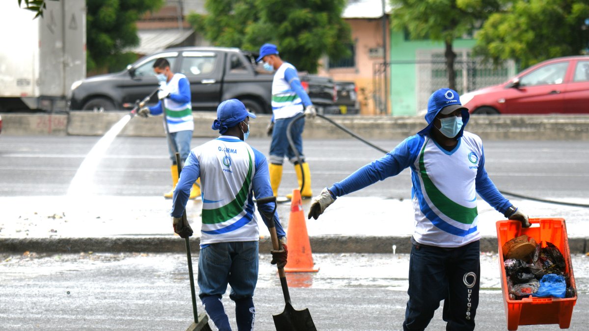 Funcionarios de Urvaseo realizan a diario una limpieza profunda del sector.